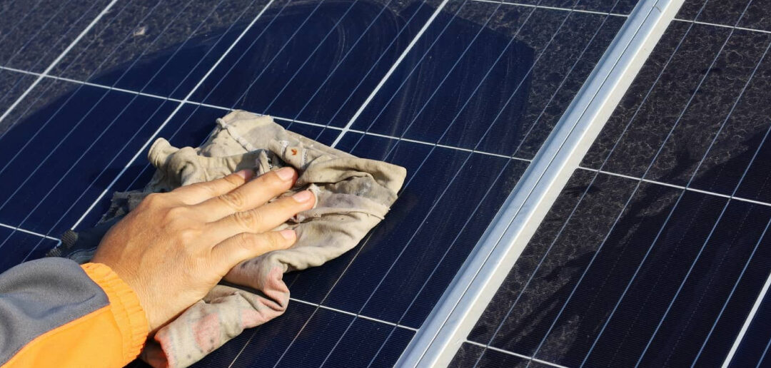 Limpia la suciedad provocada por la calima en tus paneles fotovoltaicos