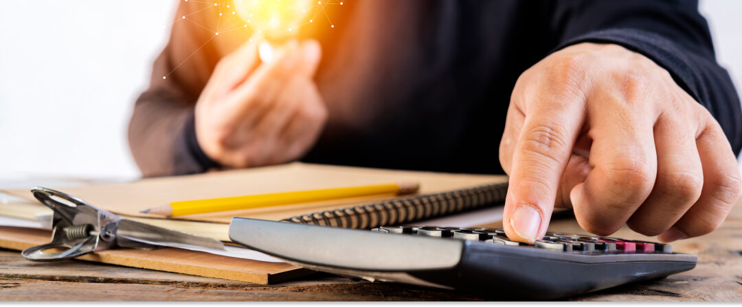 Cálculo del consumo energético del hogar con calculadora y bombilla